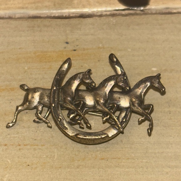 Beau Sterling Jewelry - Vintage Beau Sterling Silver Brooch Pin  featuring three horses and a horseshoe